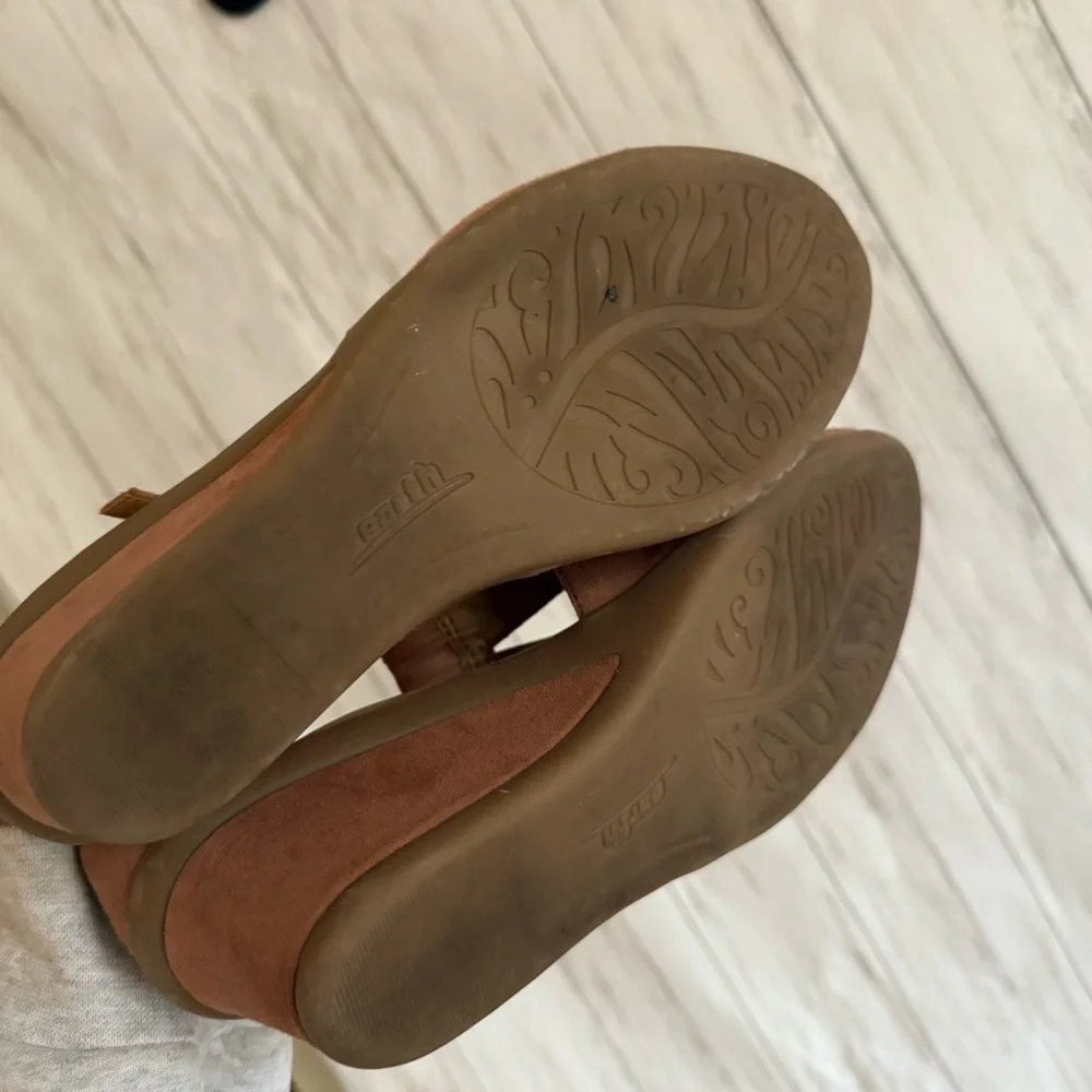 Earth Shoes 8.5 tan peep toe wedge